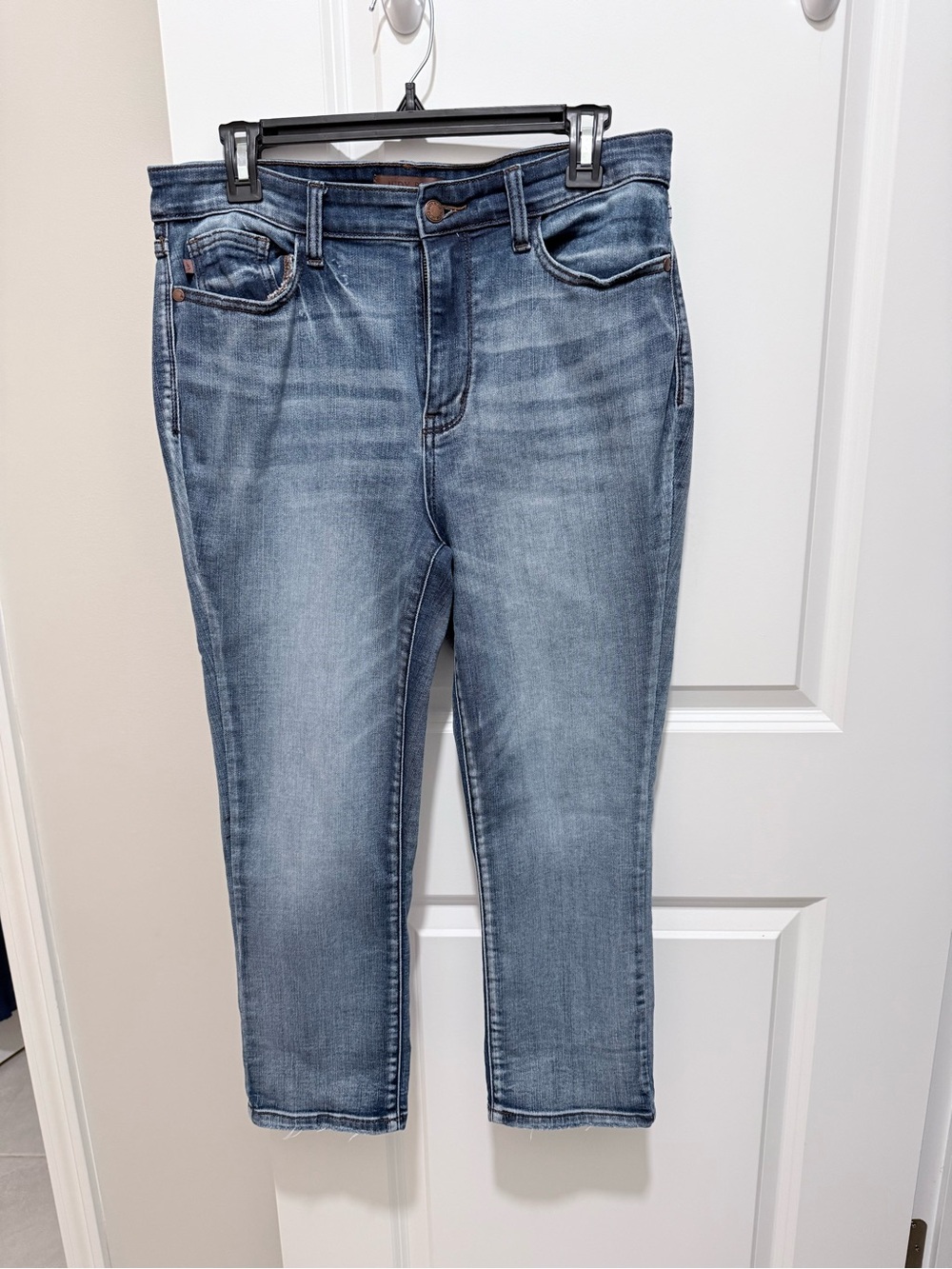 Judy Blue Mid Rise Skinny Fit Capri